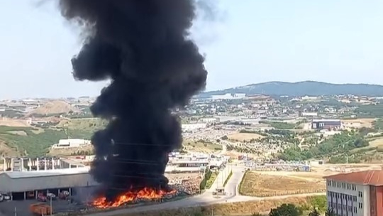 Çöp ayrıştırma tesisi bahçesinde yangın
