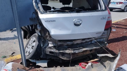 İki otomobil kavşakta çarpıştı! 1 ölü 4 yaralı
