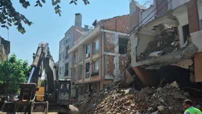 İstanbul'da çöken binanın yanındaki apartmanın duvarı yıkıldı
