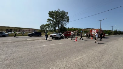 Kastamonu'da Tofaş otomobil ile hafif ticari araç çarpıştı