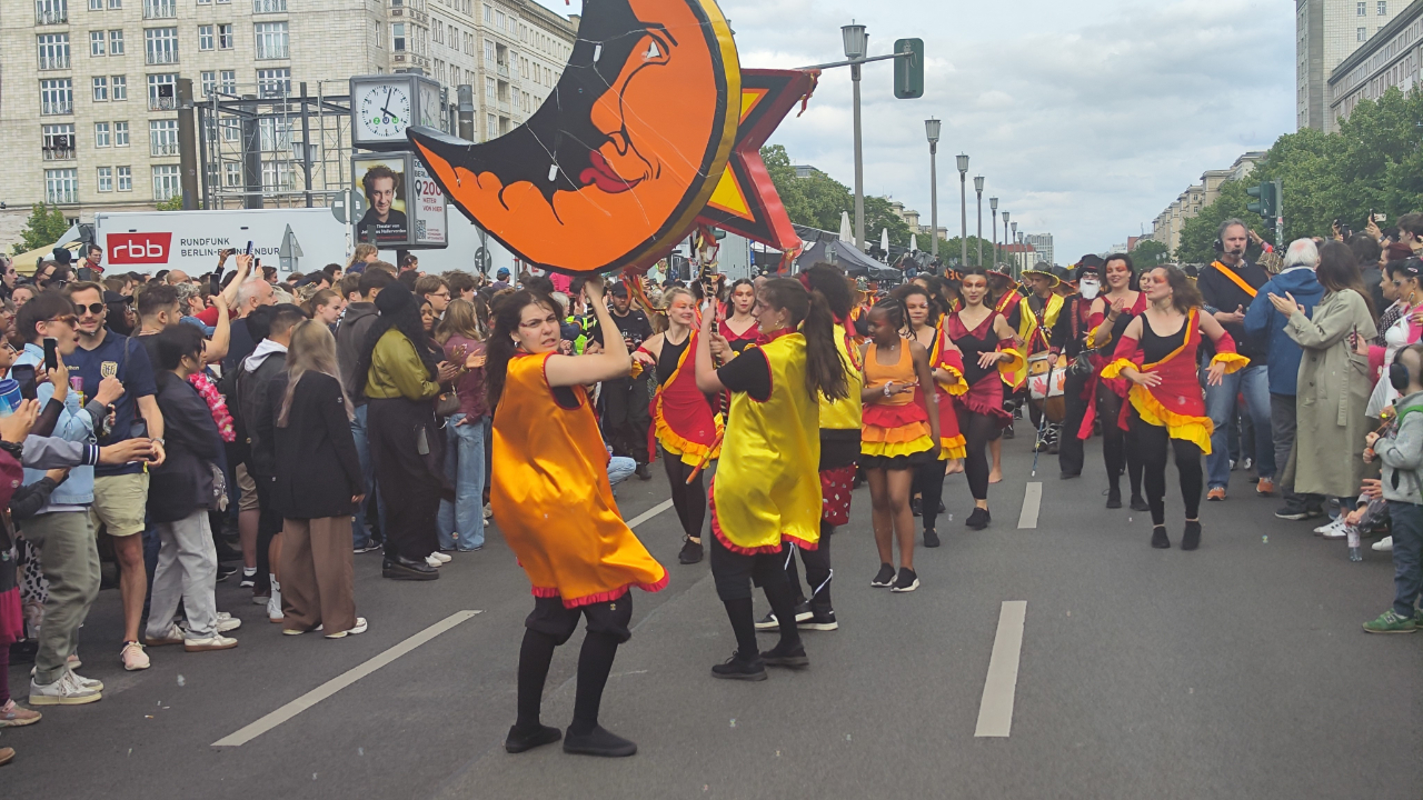 Berlin Kültürler Karnavalı'nda renkli görüntüler