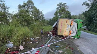 Malezya'da otobüs kazası: 15 kişi hayatını kaybetti