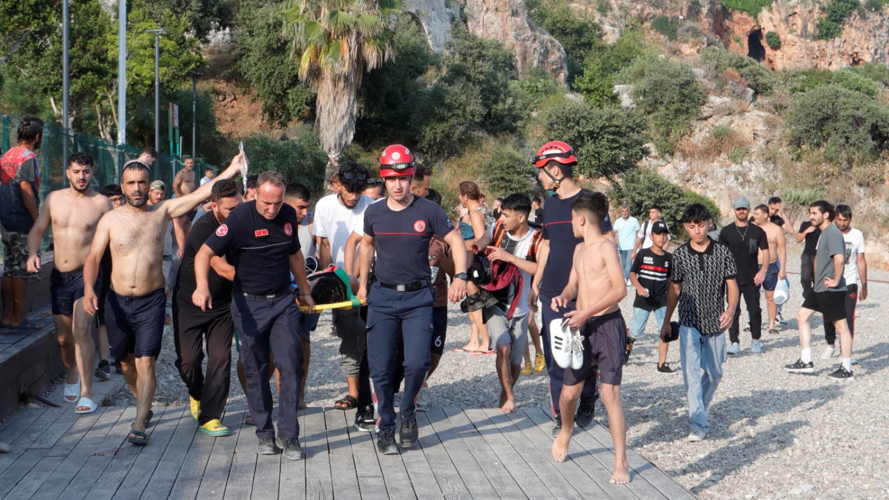 Falezlerden ölümüne atlayış denemesi hastanede bitti, 18 yaşındaki genç ağır yaralandı