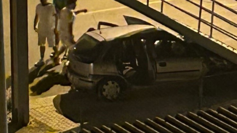 Mersin'de otomobil üst geçide çarptı! 6 yaralı