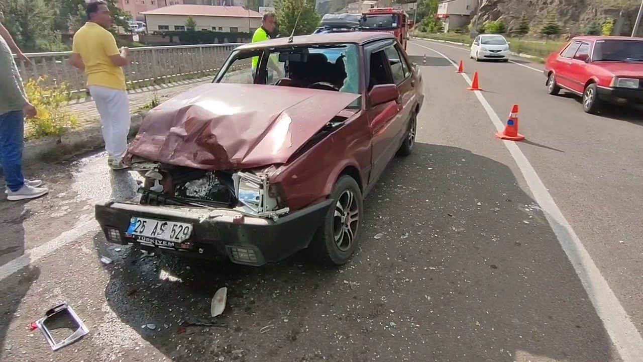 Erzurum'da trafik kazası! 3 yaralı