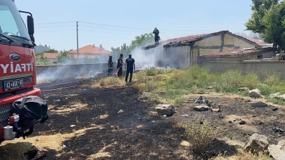 Samanlık yangını itfaiye tarafından söndürüldü