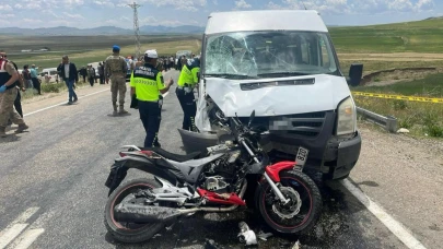 Van'da motosiklet ile minibüs çarpıştı! 2 ölü