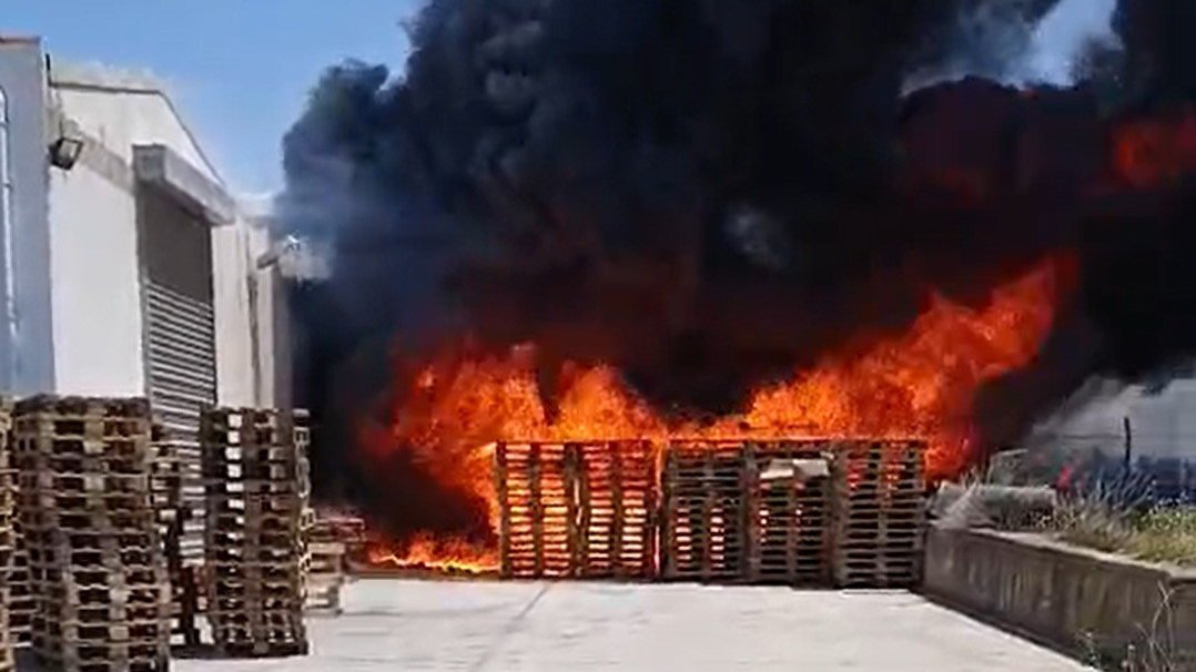 Süt fabrikasındaki paletler yandı! 1 yaralı