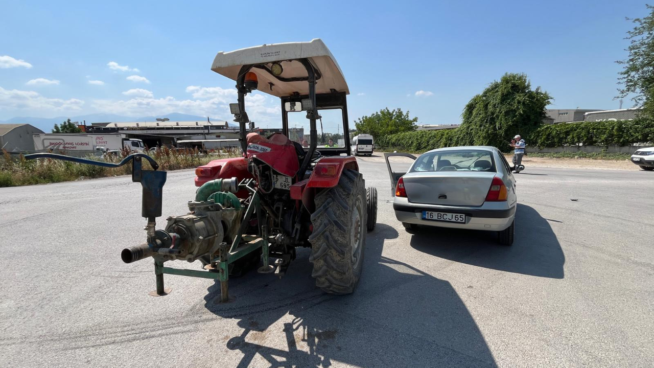 Bursa'da otomobil ile traktör çarpıştı! 1 yaralı