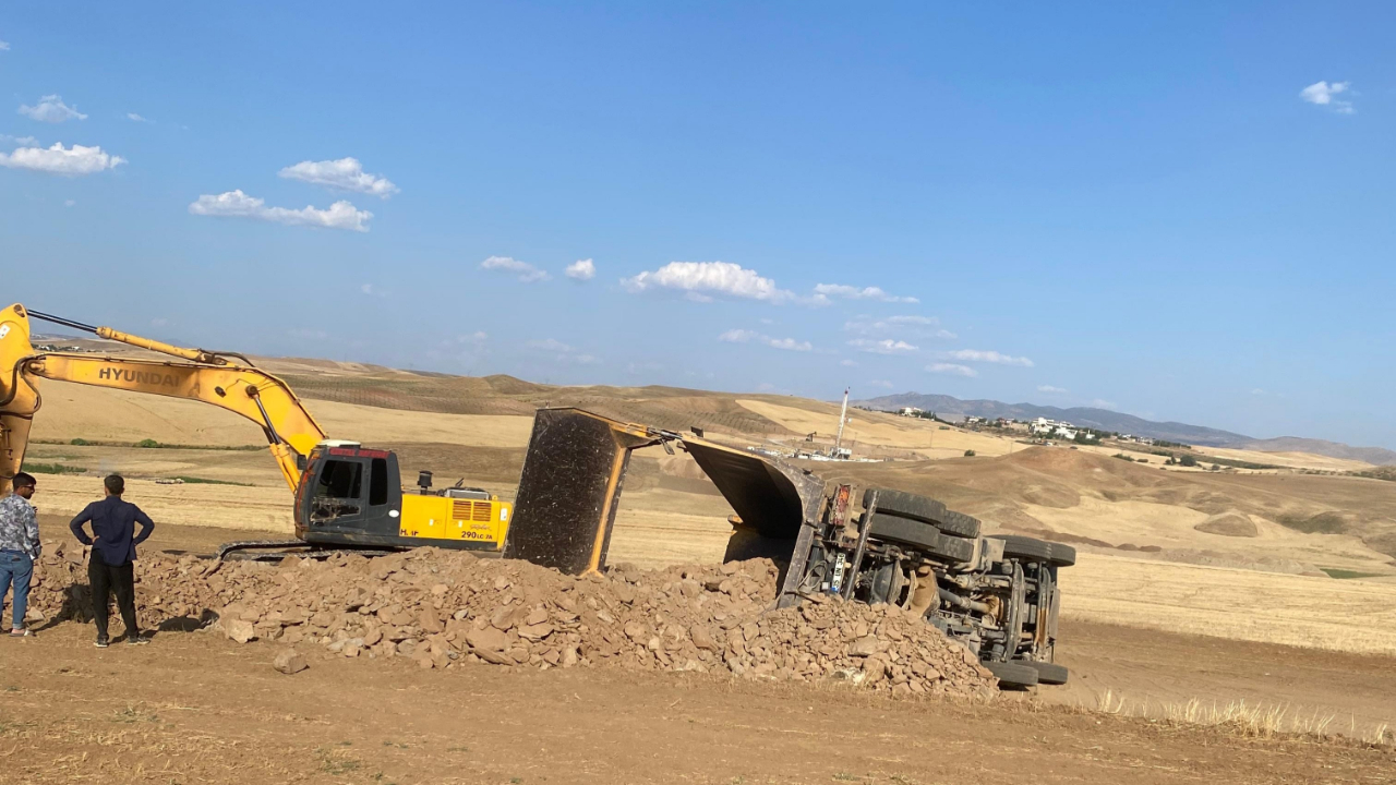 Siirt'te kamyon devrildi: 1 yaralı
