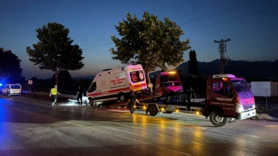 Bursa'da can pazarı: Ambulans ile otomobil çarpıştı