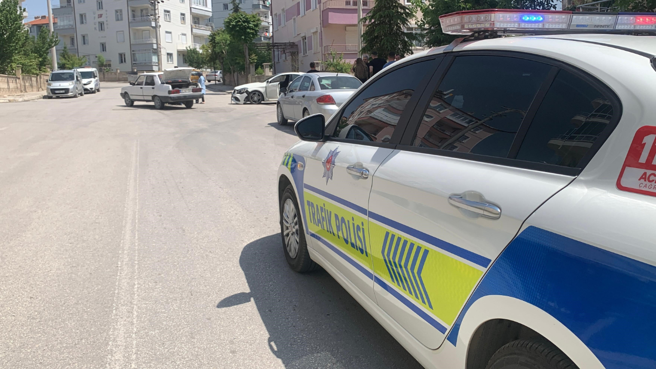 Otomobiller çarpıştı! 4 yaşındaki çocuk yaralı