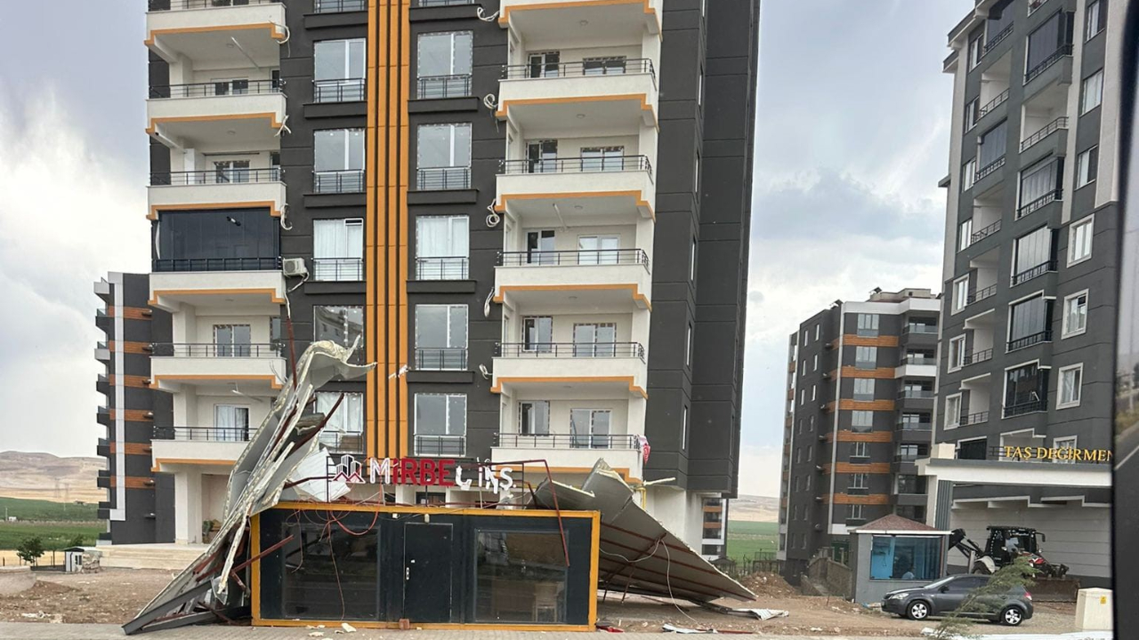 Batman'da şiddetli rüzgar çatı panellerini uçurdu