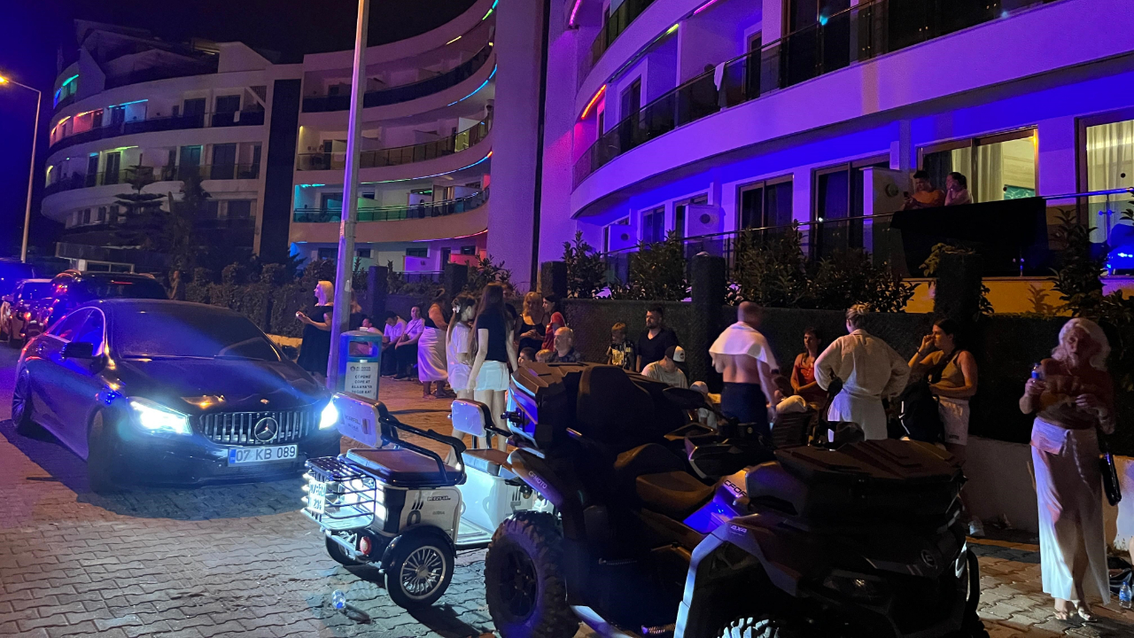 Antalya'da otelde çıkan yangında 600 turist tahliye edildi