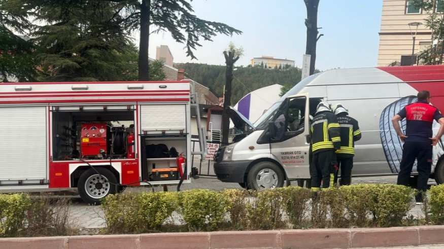 Tavşanlı’da hareket halindeki minibüs yandı