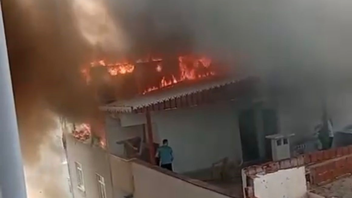 Bursa'da 3 katlı binanın çatı katı yandı