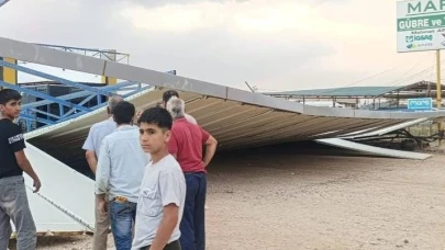 Kuvvetli rüzgar etkili oldu! Çatılar uçtu, direkler yıkıldı