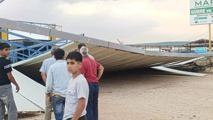 Kuvvetli rüzgar etkili oldu! Çatılar uçtu, direkler yıkıldı