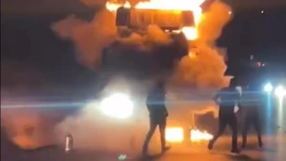 Seyir halindeki tır alev alev yandı