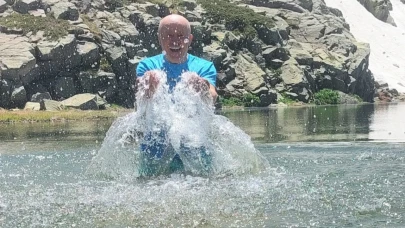 Yaz sıcağında Uludağ'da buzlu göl keyfi
