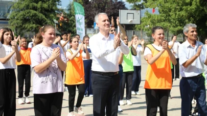İnegöl Belediyesi’nin HOBABÜS Projesi kırsal mahallelerde öğrencileri hareketle tanıştırıyor