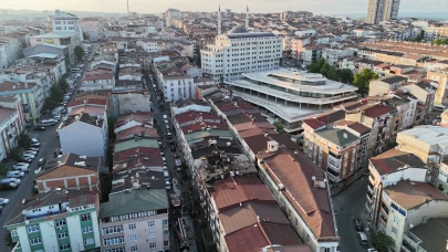 Sultangazi’de çatı yangını yan binalara sıçradı!