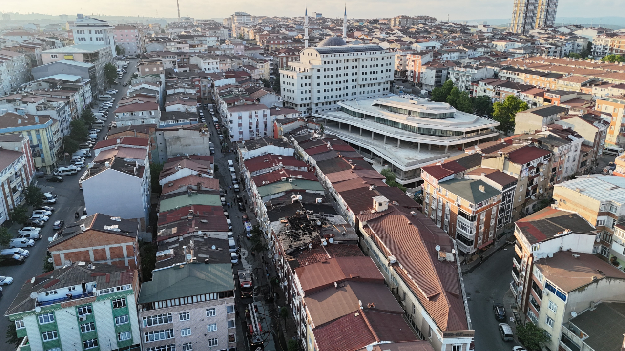 Sultangazi’de çatı yangını yan binalara sıçradı!