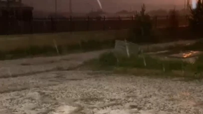 Dolu yağışı ilçeyi beyaza bürüdü