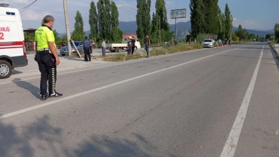 Otomobille çarpışan motosikletteki 2 çocuk yaralandı
