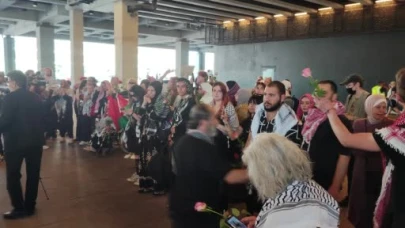Madleen Gemisi'nde alıkonulan Şuayb Ordu ve Yasemin Acar Berlin'e geldi