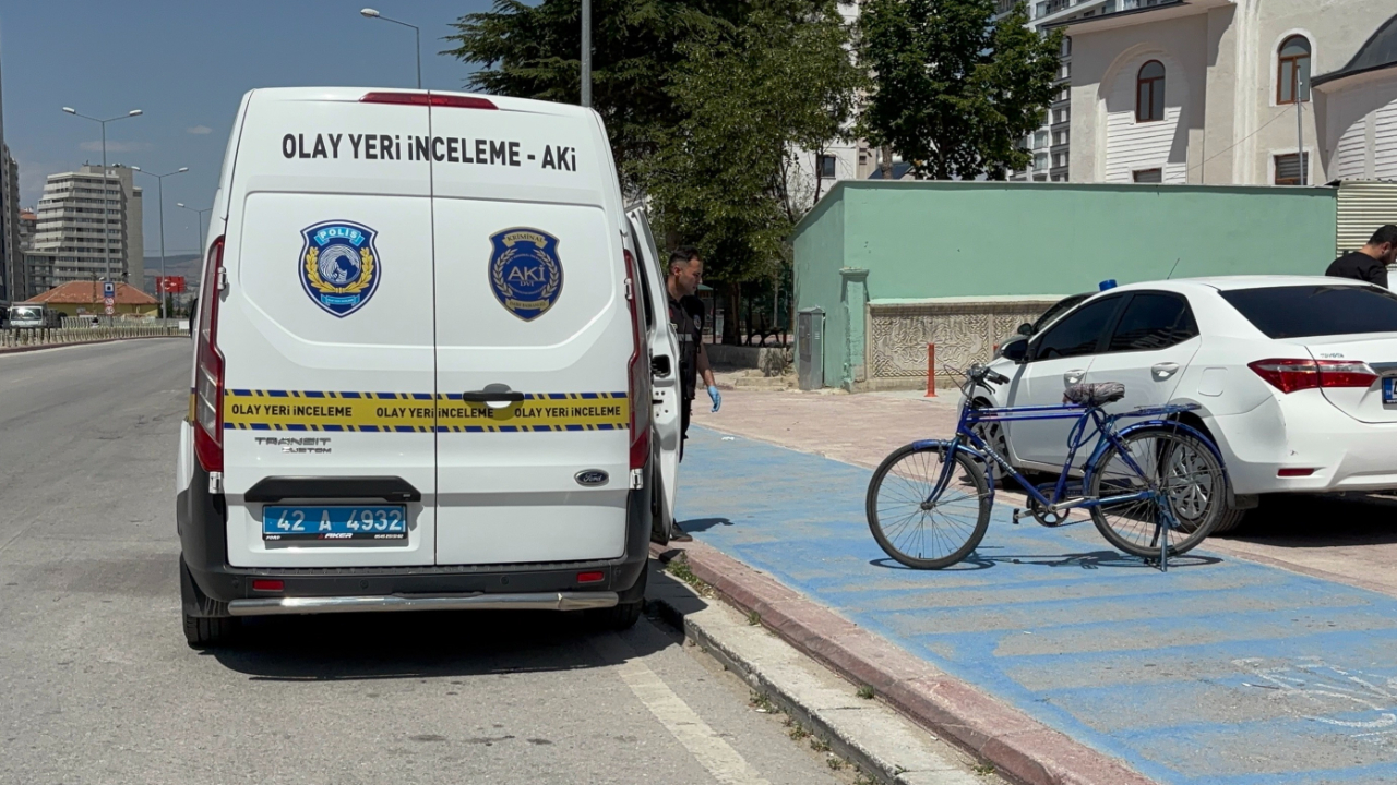Yolun karşısına geçmek isteyen bisikletli hayatını kaybetti