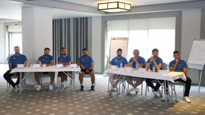 Rektör Hacımüftüoğlu futbolcularla buluştu