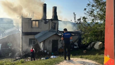 Kastamonu’da iki katlı ahşap evde yangın