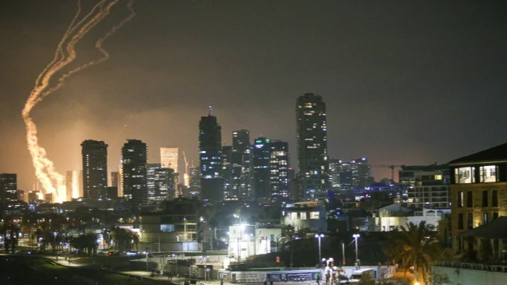 İran, İsrail'i vurdu: Tel Aviv'den dumanlar yükseldi