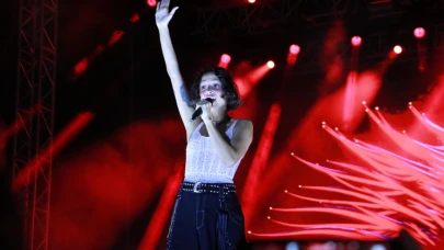 Zeynep Bastık Tekirdağ Kiraz Festivali'nde sahne aldı