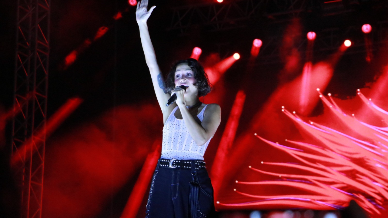 Zeynep Bastık Tekirdağ Kiraz Festivali'nde sahne aldı