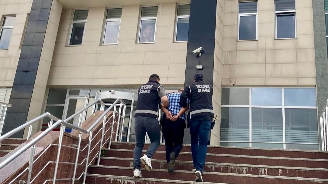 Kars’ta 15 yıl hapis cezası ile aranan 1 kişi yakalandı