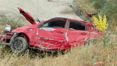 Hurdaya dönen otomobilden sağ kurtuldu