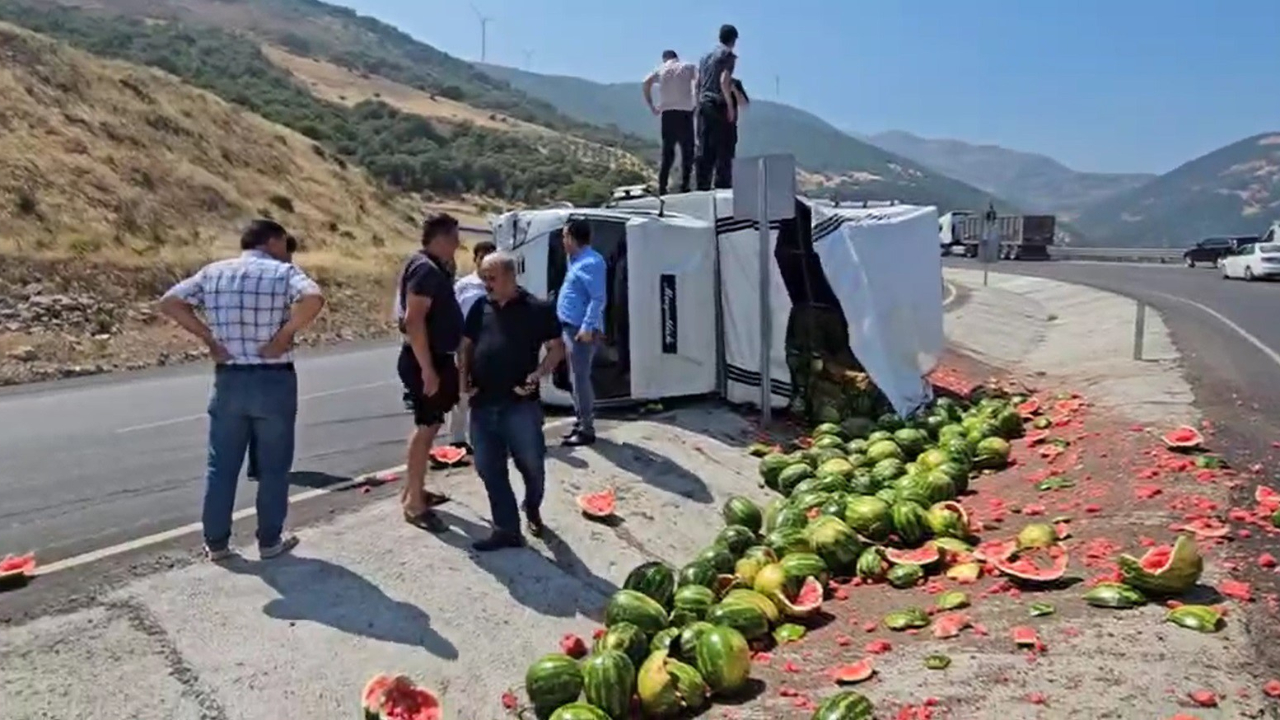 Virajı alamayan kamyon yan yattı