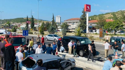 Karabük'te iki araç çarpıştı! 1'i ağır 7 yaralı