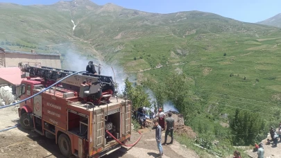 Bahçesaray'da ev yangını: Dumandan zehirlenen 14 yaşındaki çocuk öldü