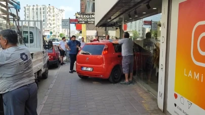 Adana'da otomobil mağazaya daldı!