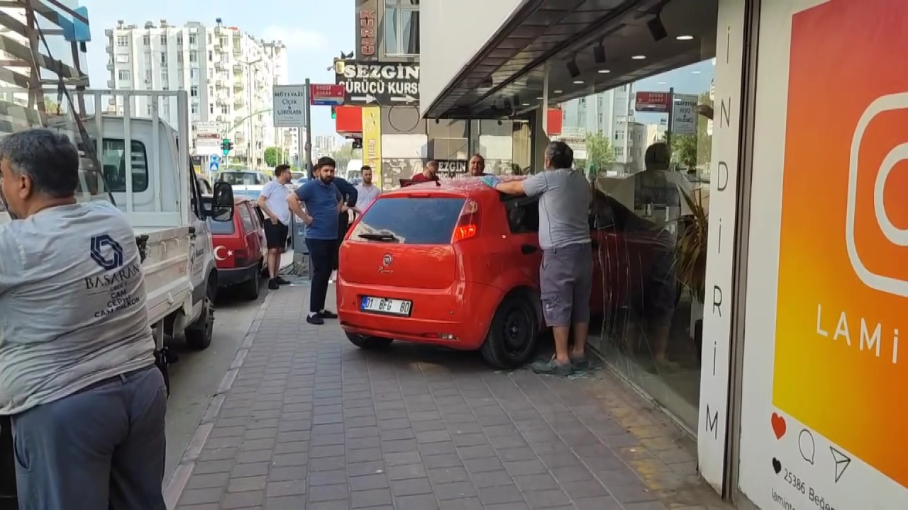 Adana'da otomobil mağazaya daldı!