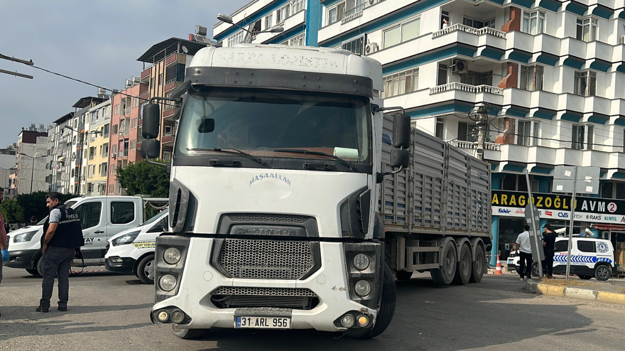Hatay'da tırın çarptığı kadın hayatını kaybetti