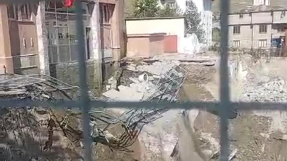 Adliye binasının girişi çöktü!