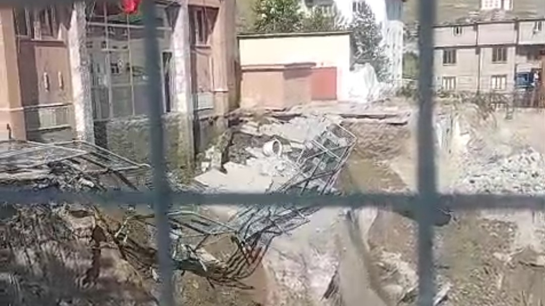 Adliye binasının girişi çöktü!