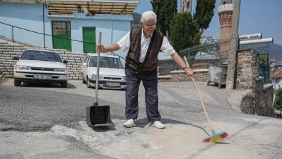 Bursa’daki 452 yıllık izi her gün göreviymiş gibi temizliyor