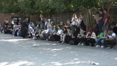 Bursa'da LGS heyecanı! Öğrenciler içeride, aileleri dışarıda ter döktü