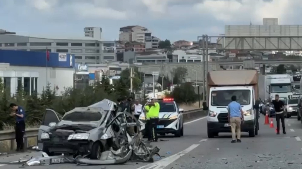 TEM Otoyolu'nda otobüs ile otomobil çarpıştı: 3 yaralı