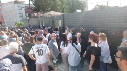 Bursa'da aileler sınava giren çocuklarını görmek için yarıştılar